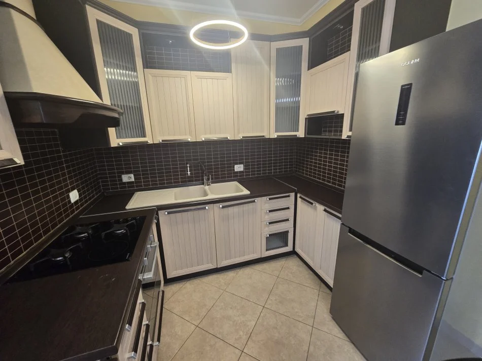 Tirane, jepet me qera apartament 3+1+Ballkon Kati 3, 120 m² 900 € (Rruga Petronini Luarasi (shkolla e Baletit))