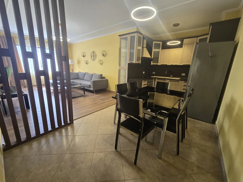 Tirane, jepet me qera apartament 3+1+Ballkon Kati 3, 120 m² 900 € (Rruga Petronini Luarasi (shkolla e Baletit))