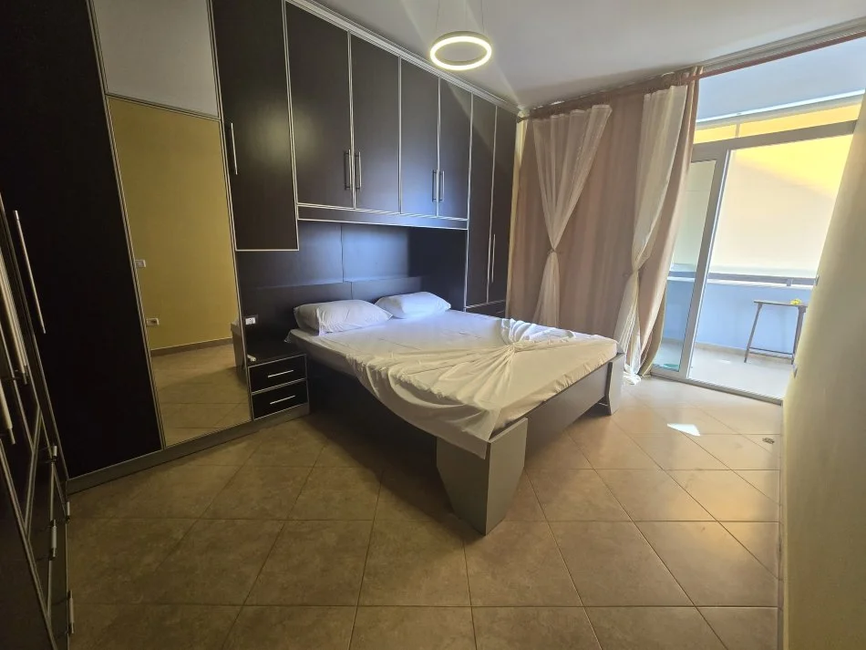 Tirane, jepet me qera apartament 3+1+Ballkon Kati 3, 120 m² 900 € (Rruga Petronini Luarasi (shkolla e Baletit))