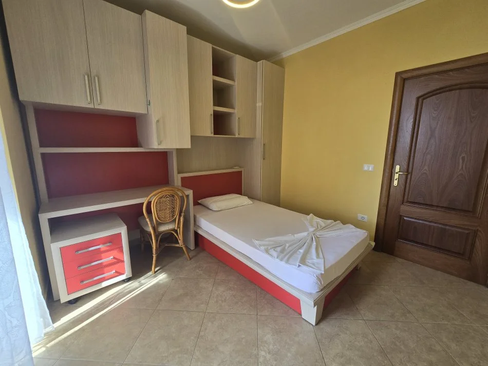 Tirane, jepet me qera apartament 3+1+Ballkon Kati 3, 120 m² 900 € (Rruga Petronini Luarasi (shkolla e Baletit))