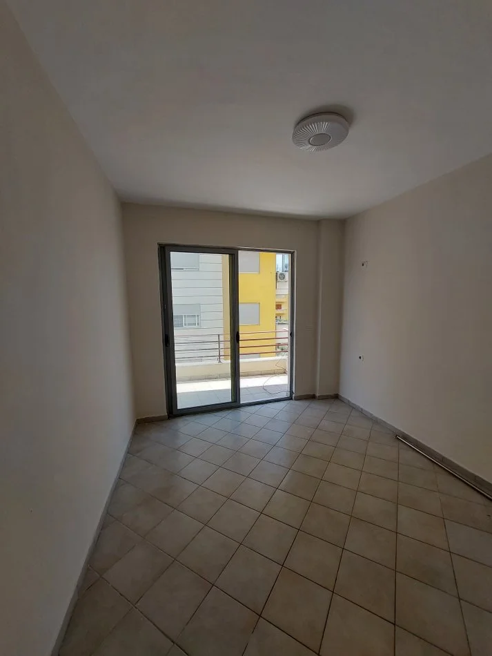 Tirane, jepet me qera apartament 2+1+Ballkon Kati 3, 95 m² 350 € (Shefqet kuka)