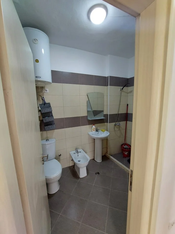 Tirane, jepet me qera apartament 2+1+Ballkon Kati 3, 95 m² 350 € (Shefqet kuka)