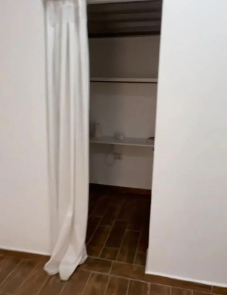 Tirane, jepet me qera dyqan Kati 0, 33 m² 330 € 