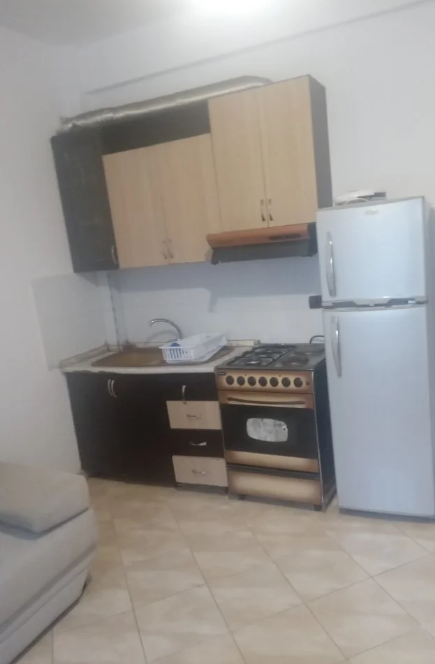 Tirane, jepet me qera Vile 1+1+Ballkon Kati 3, 69 m² (Nga fundi Rruges Jordan Misja)