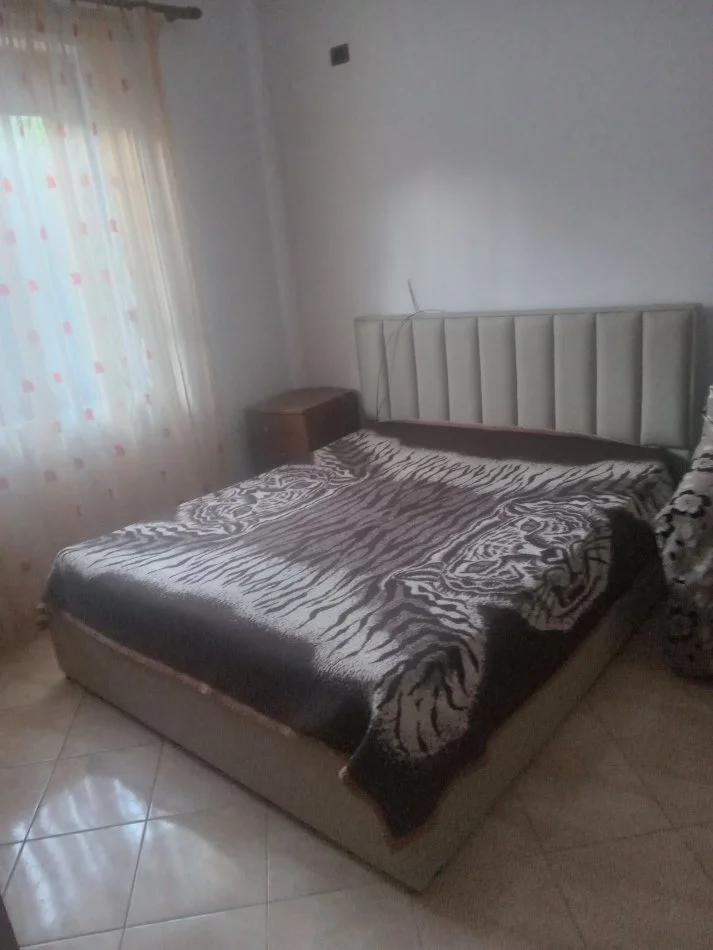 Tirane, jepet me qera Vile 1+1 Kati 1, 65 m² (5 min mbrapa Neptunit, Don Bosko)