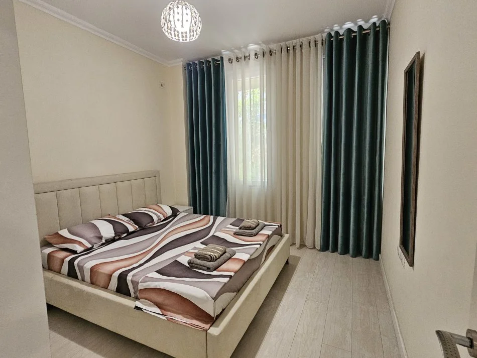 Tirane, jepet me qera apartament 1+1 Kati 1, 55 m² 450 € (Eduard Mano)
