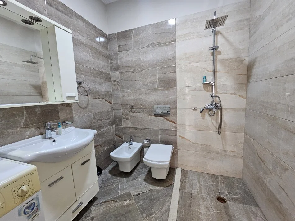 Tirane, jepet me qera apartament 1+1 Kati 1, 55 m² 450 € (Eduard Mano)