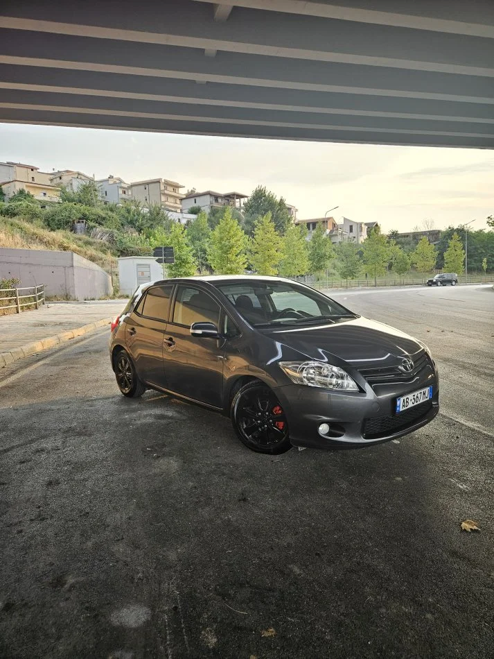 Tirane, shes makine Toyota Auris 2012 1.4 nafte 6200€ Okazion Nafte, gri e erret manuale Kondicioner 205.000 km 6.200 €