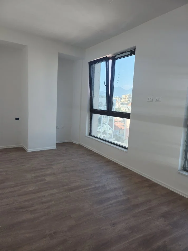 Jepet me qIra apartament 2+1 per zyra 1.300 € (Myslym Shyri)