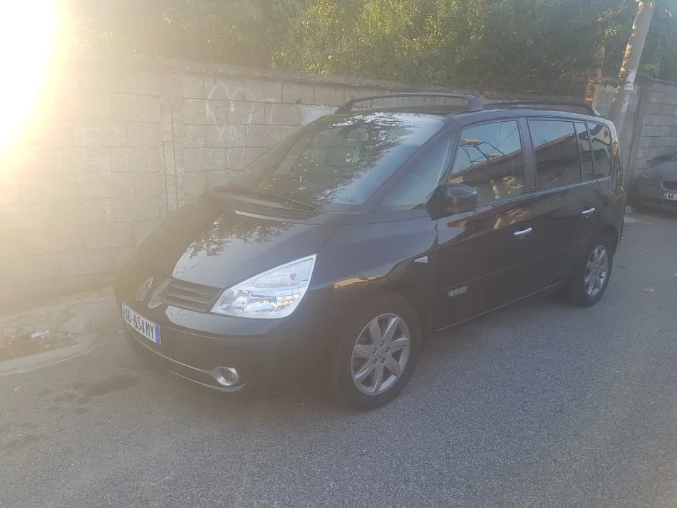 Tirane, shitet makine SHITET ose Nderrohet Renault full opsion 2011 Nafte, e zeze manuale Klima 190.000 km 5.900 €