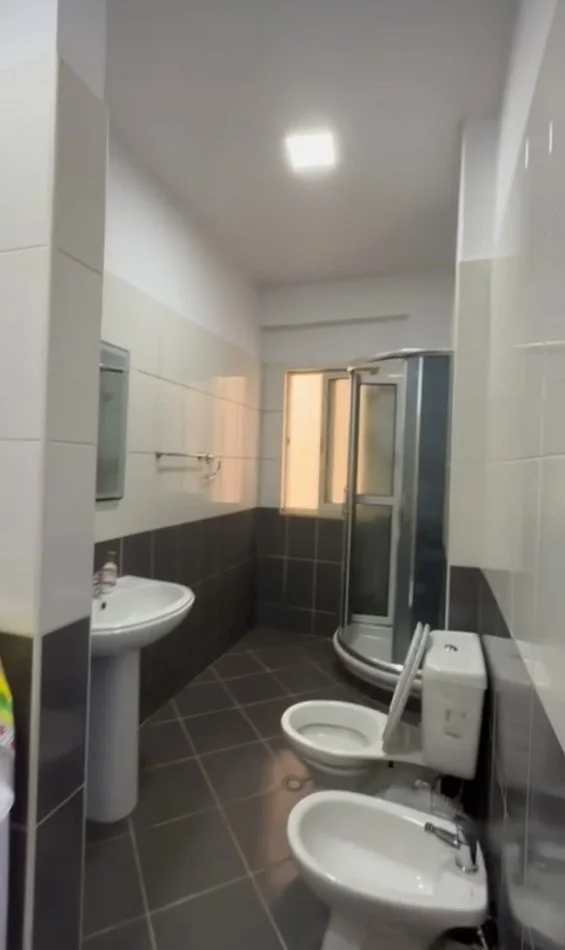 Tirane, jepet me qera apartament 2+1+Aneks+Ballkon Kati 2, 95 m² 450 € 