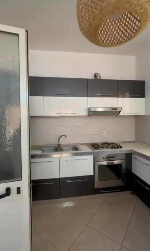 Tirane, jepet me qera apartament 2+1+Aneks+Ballkon Kati 2, 95 m² 450 € 