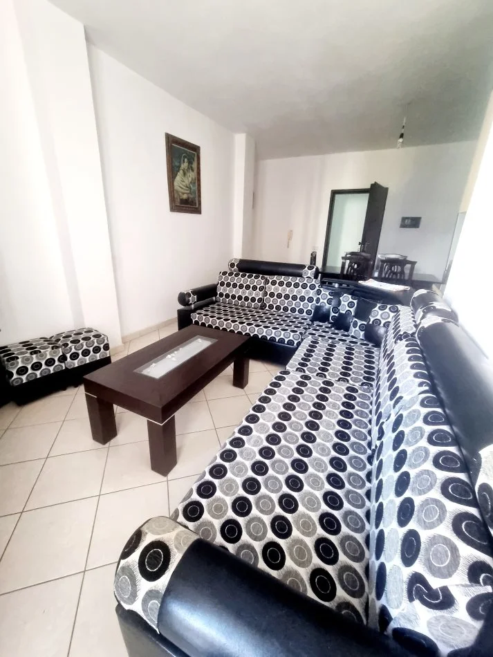 Tirane, shes apartament 2+1+Ballkon Kati 3, 87 m² 127.000 € (Yzberisht, buze rruge kryesore.)