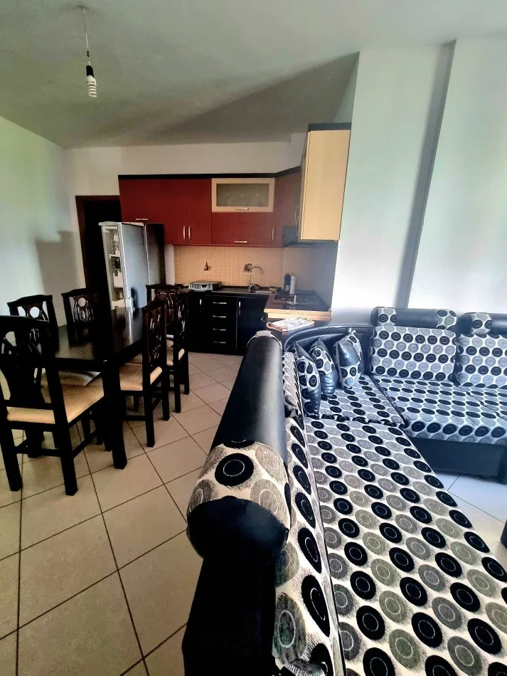 Tirane, shes apartament 2+1+Ballkon Kati 3, 87 m² 127.000 € (Yzberisht, buze rruge kryesore.)