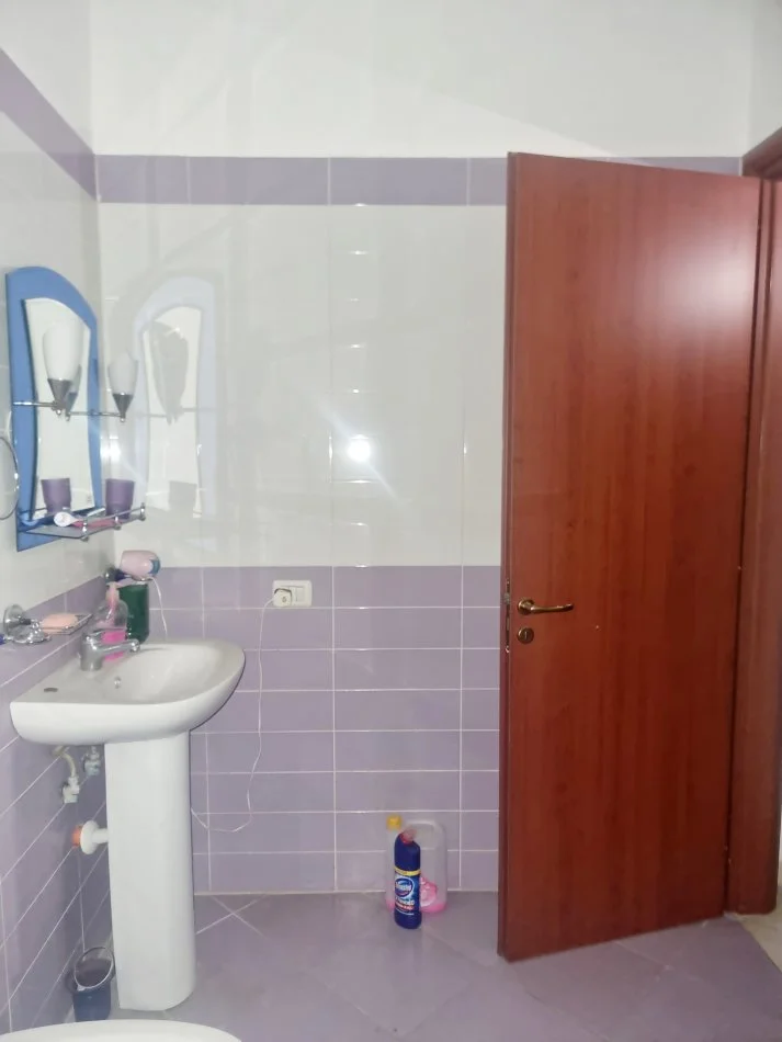 Tirane, shes apartament 2+1+Ballkon Kati 3, 87 m² 127.000 € (Yzberisht, buze rruge kryesore.)