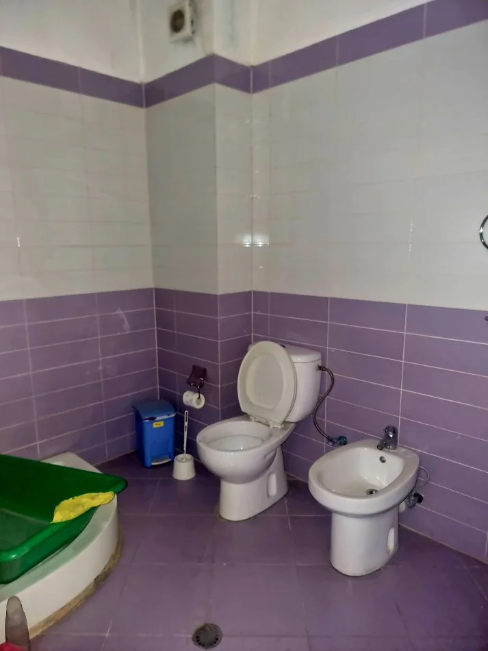 Tirane, shes apartament 2+1+Ballkon Kati 3, 87 m² 127.000 € (Yzberisht, buze rruge kryesore.)