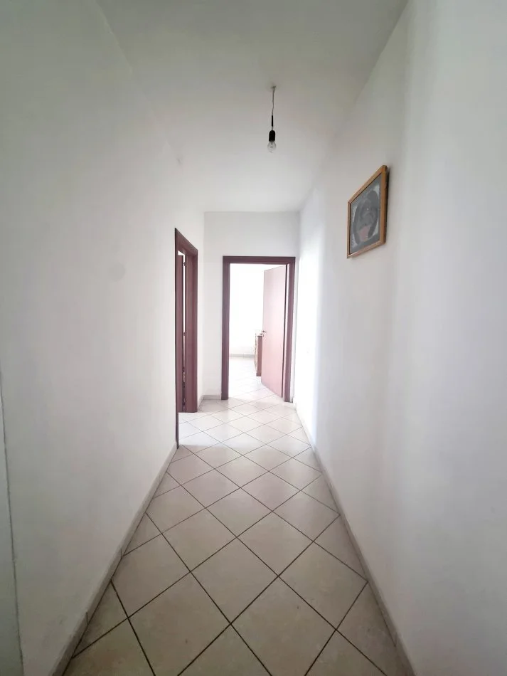 Tirane, shes apartament 2+1+Ballkon Kati 3, 87 m² 127.000 € (Yzberisht, buze rruge kryesore.)