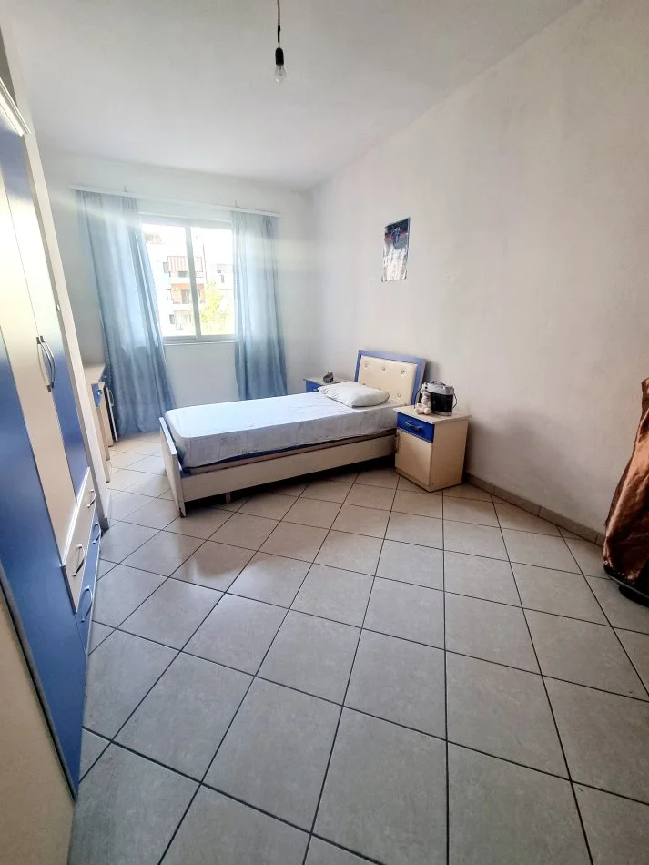 Tirane, shes apartament 2+1+Ballkon Kati 3, 87 m² 127.000 € (Yzberisht, buze rruge kryesore.)