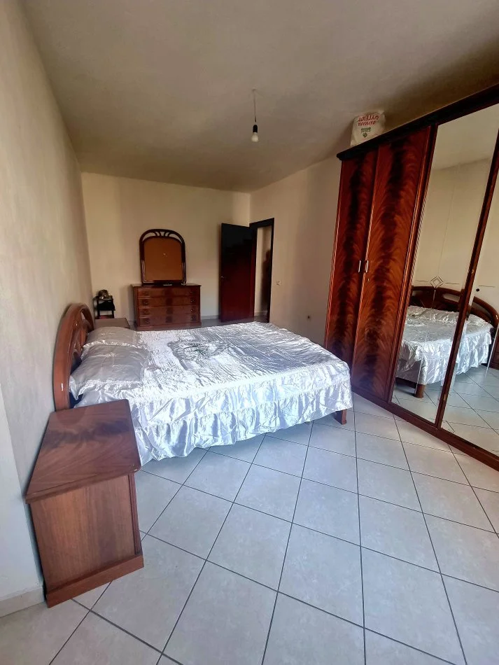 Tirane, shes apartament 2+1+Ballkon Kati 3, 87 m² 127.000 € (Yzberisht, buze rruge kryesore.)