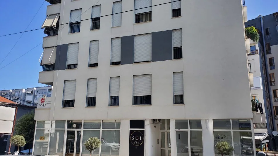 Tirane, jepet me qera ambjent biznesi Kati 1, 94 m² 800 € (Dhimiter shuteriqi)