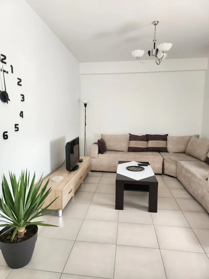 Tirane, jepet me qera apartament 90m² ne afersi te kristalit  450 € (Kristal)