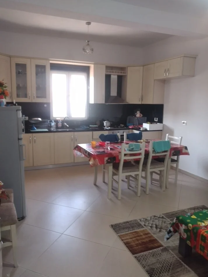 Tirane, shitet shtepi 1 katëshe  3+1 me  145 m² ndërtim dhe 500 m2 truall= 140.000 € (Kamez)