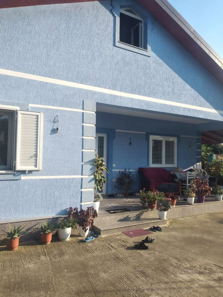 Tirane, shitet shtepi 1 katëshe  3+1 me  145 m² ndërtim dhe 500 m2 truall= 140.000 € (Kamez)