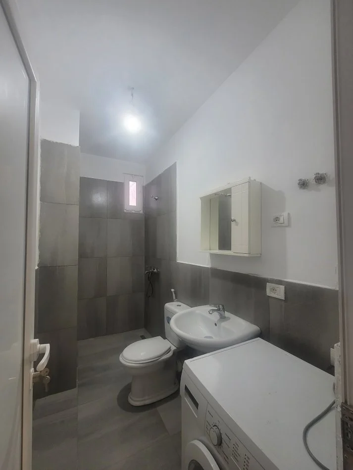 Tirane, jepet me qera Vile 1+1 , 40 m² 250 € (Kasem Qafzezi)