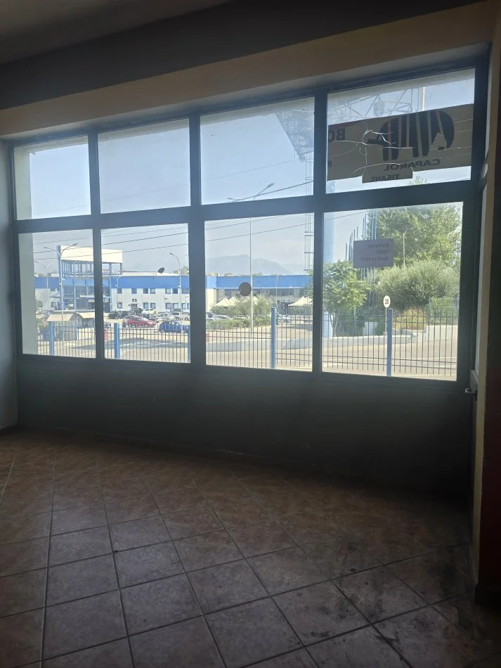 Tirane, jepet me qera dyqan Kati 1, 175 m² 1.000 € (Rruga Gjerg Balsha Njesia Administrative Nr 11)