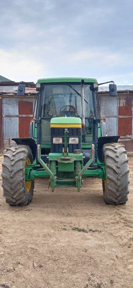 Korce, shitet Traktor John Deere 6210, viti 2000, Nafte, jeshile