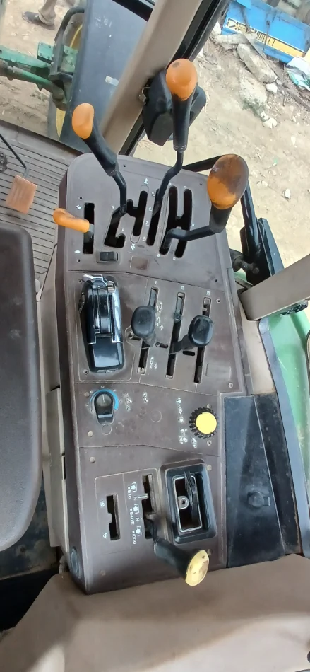 Korce, shitet Traktor John Deere 6210, viti 2000, Nafte, jeshile