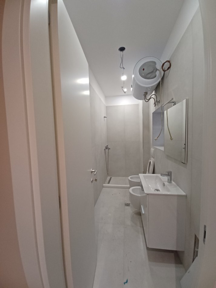 Tirane, jepet me qera ambjent biznesi Kati 1, 75 m² 1.000 € (Rruga Kavajes)