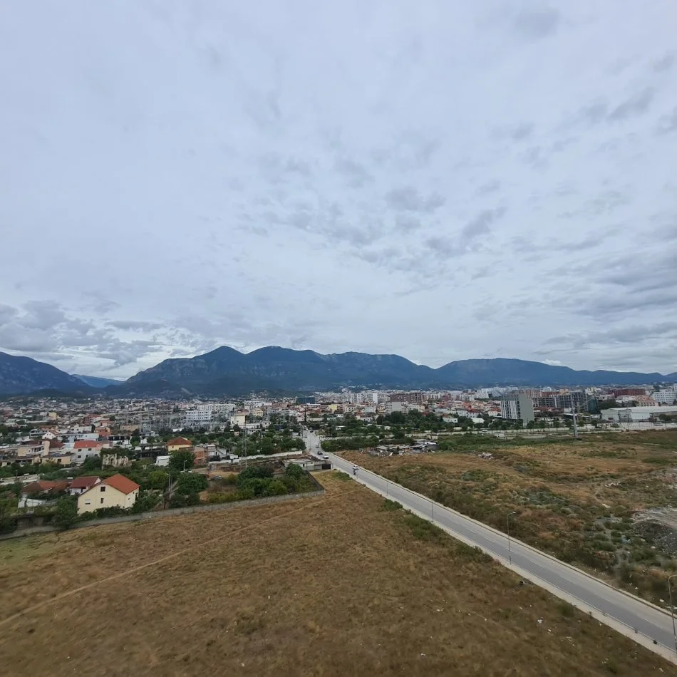 Tirane, jepet me qera apartament 3+1+Ballkon Kati 4, 150 m² 600 € (bulevardi i ri)