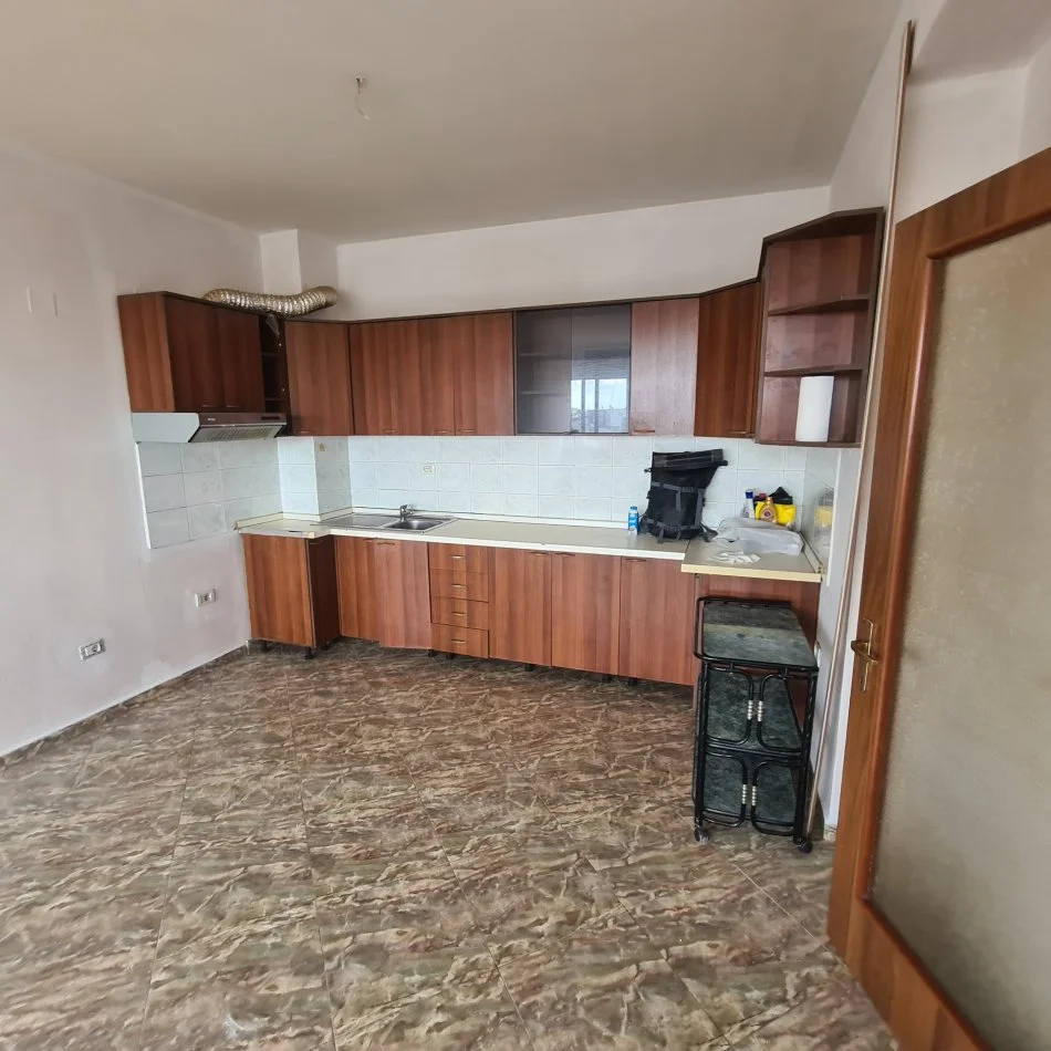 Tirane, jap me qera apartament 2+1+Ballkon Kati 6, 90 m² 400 € (Rruga Xhanfize Keko)