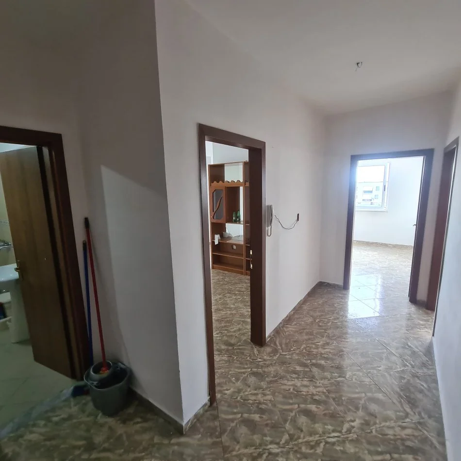 Tirane, jap me qera apartament 2+1+Ballkon Kati 6, 90 m² 400 € (Rruga Xhanfize Keko)