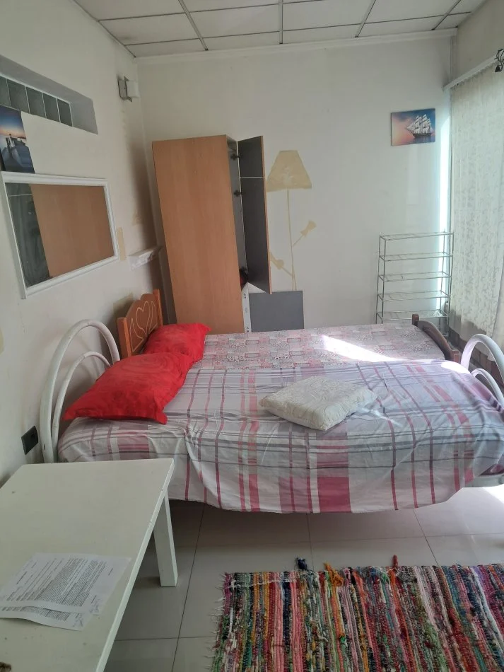 Tirane, jepet me qera garsonier 1+1 Kati 2, 30 m² (Tek Shinat e Trenit, Fundi Rruges Jordan Misja)