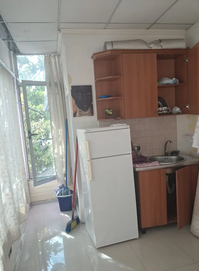 Tirane, jepet me qera garsonier 1+1 Kati 2, 30 m² (Fundi Rruges Jordan Misja, Sapo kalon Shinat e Trenit)