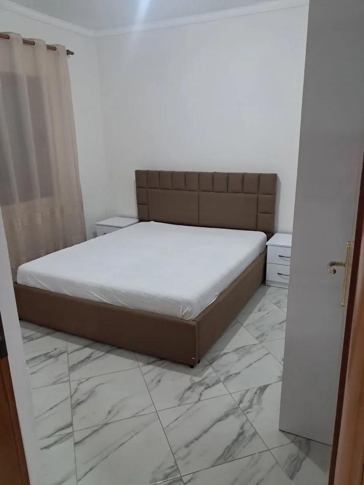 Tirane, jepet me qera Vile 1+1 Kati 1, 68 m² (Ne fund te Rruges Burgut)