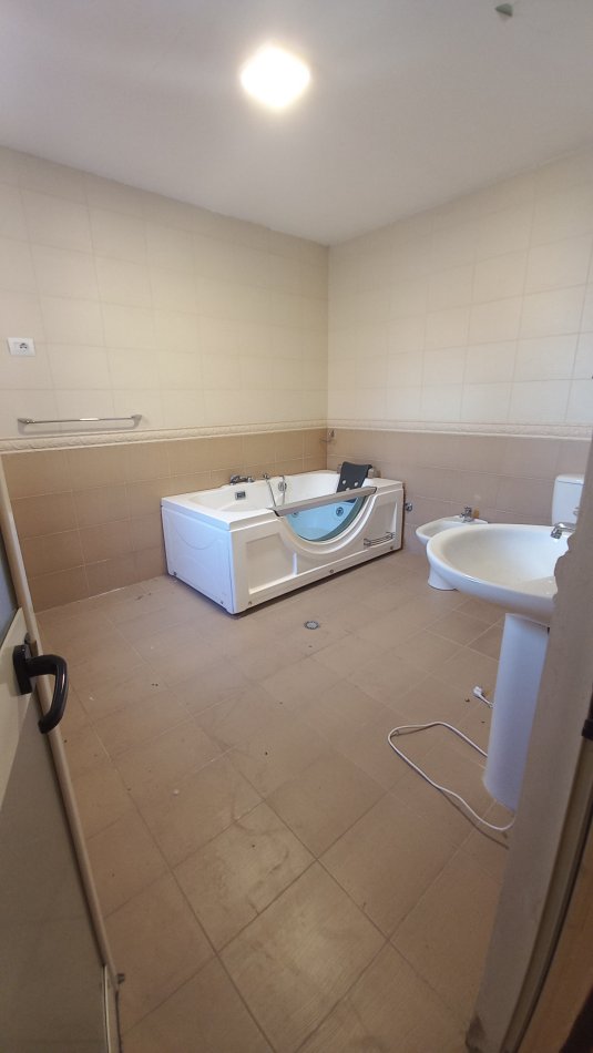 Tirane, jepet me qera apartament duplex 3+1 Kati 10, 150 m² (komuna e parisit)