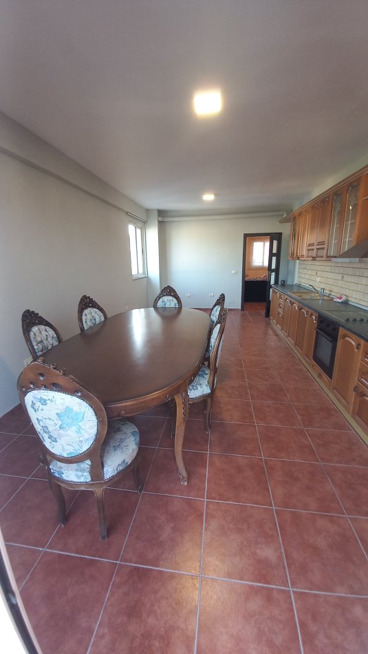 Tirane, jepet me qera apartament duplex 3+1 Kati 10, 150 m² (komuna e parisit)