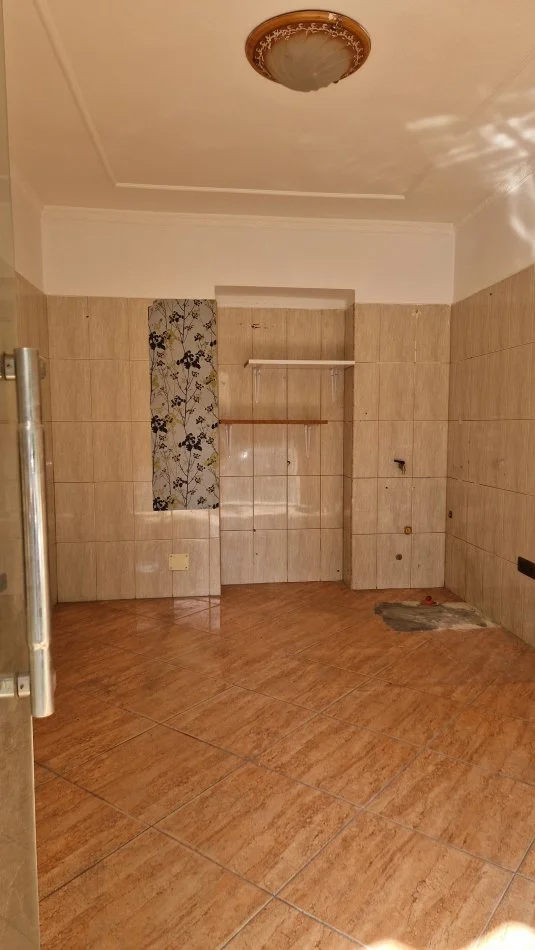 Tirane, jap me qera dyqan Kati 0, 201 € (Sitki cico)