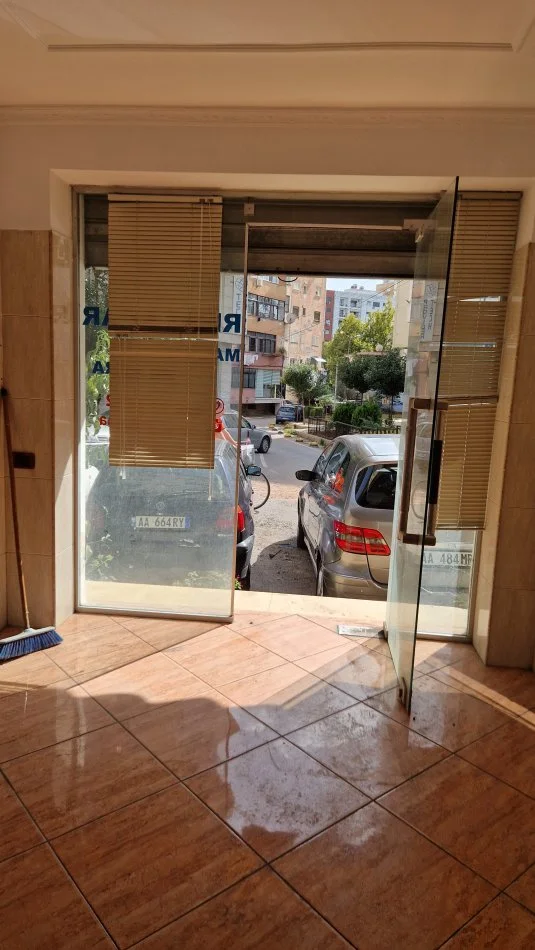 Tirane, jap me qera dyqan Kati 0, 201 € (Sitki cico)