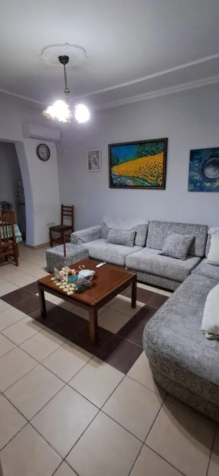 Tirane, jepet me qera apartament 3+1+Ballkon Kati 4, 110 m² 600 € (Prane Shkolla Kuqe)