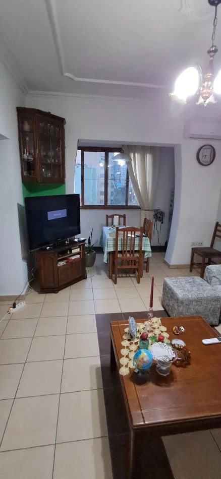 Tirane, jepet me qera apartament 3+1+Ballkon Kati 4, 110 m² 600 € (Prane Shkolla Kuqe)