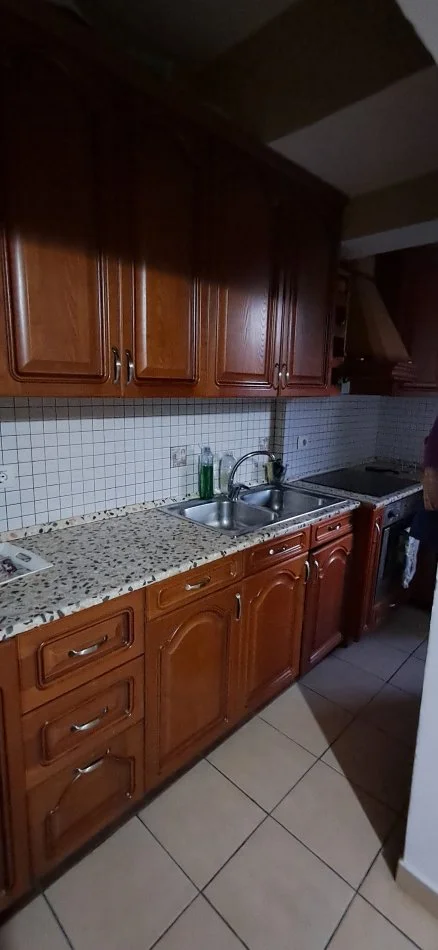 Tirane, jepet me qera apartament 3+1+Ballkon Kati 4, 110 m² 600 € (Prane Shkolla Kuqe)