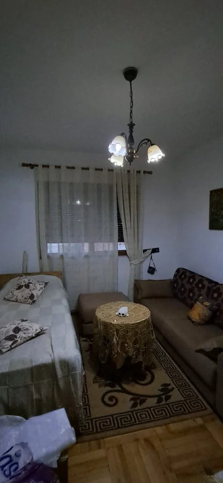 Tirane, jepet me qera apartament 3+1+Ballkon Kati 4, 110 m² 600 € (Prane Shkolla Kuqe)