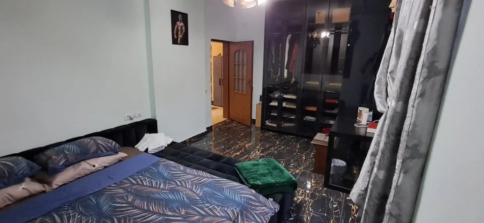 Tirane, jepet me qera apartament 3+1+Ballkon Kati 4, 110 m² 600 € (Prane Shkolla Kuqe)