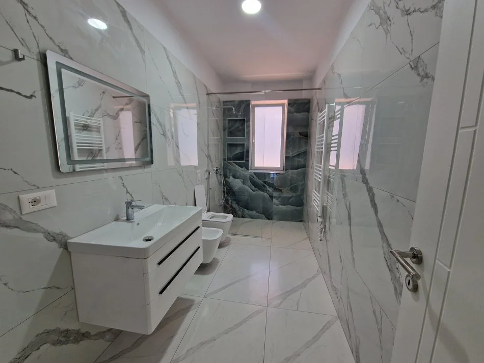 Tirane, jepet me qera apartament 2+1+Aneks+Ballkon Kati 5, 85 m² 700 € (Bulevardi Zogu i Parë)