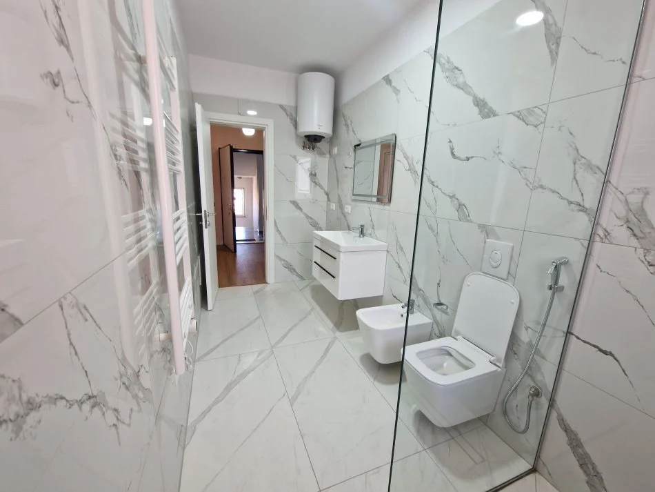 Tirane, jepet me qera apartament 2+1+Aneks+Ballkon Kati 5, 85 m² 700 € (Bulevardi Zogu i Parë)