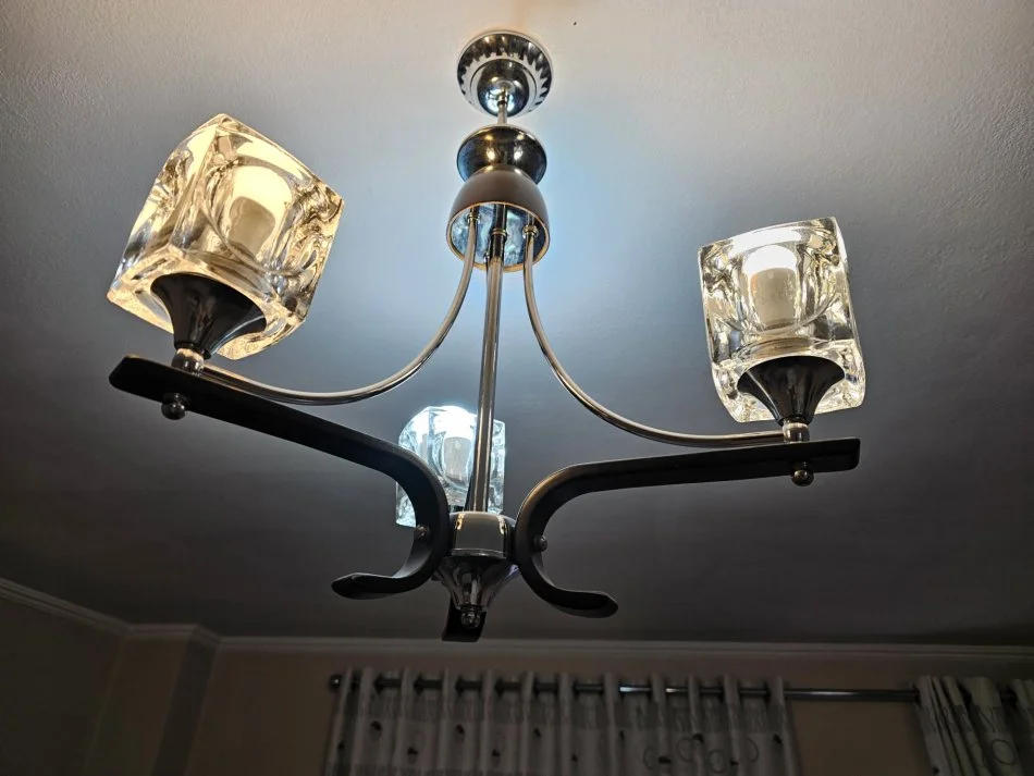 Tirane, Shes Abazhur Tavani me 3 Llampa Xham Kristal 20 €